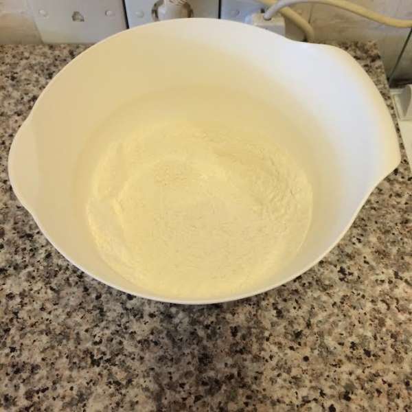 Духовку нагреть до 180°C. Форму для кекса диаметр (26) см слегка смазать маслом. Муку просеять в миску с разрыхлителем и солью.