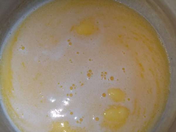 картофель отвариваем в солёной воде, толкушкой мнём картофель, добавляя сливочное масло и перец