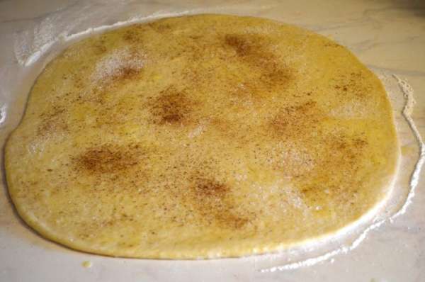 посыпать сахаром и корицей