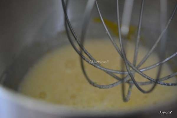 Разогреть духовку до 180°C.  
Застелить квадратную форму пищевой фольгой. Смазать маслом.
Растопить на медленном огне сливочное масло и капли шоколадные. Перемешать и дать остыть.
В миксере смешать яйца, сахар и ванильный экстракт на медленной скорости.