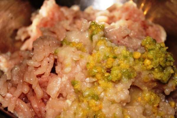 Пропустить их через мясорубку (насадка должна быть с мелкими отверстиями)
