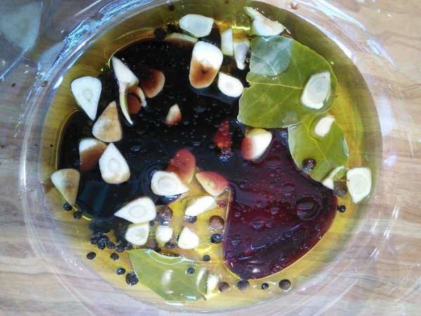 Соединить все ингредиенты маринада. Соединить все ингредиенты маринада.