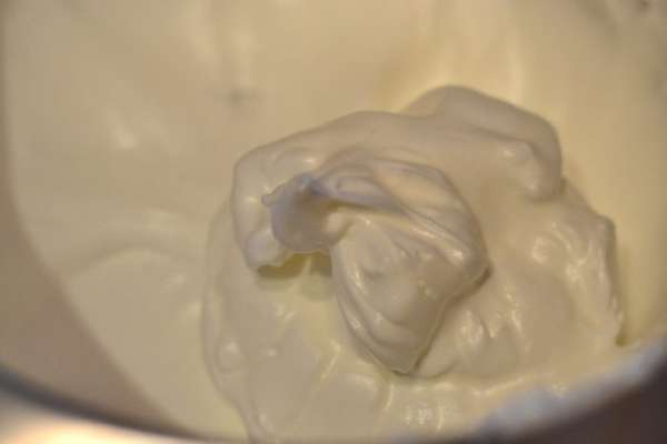 Взбиваем белки с пару каплями лимонного сока и половиной нормой сахара в крепкие пики.