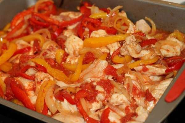 Достать овощи с курицей из духовки . Аккуратно перемешать . Посыпать растертыми специями и чесноком. Залить томатами . Еще раз перемешать и поставить в духовку на 15 мин. При подаче посыпать зеленью.
Приятного аппетита))