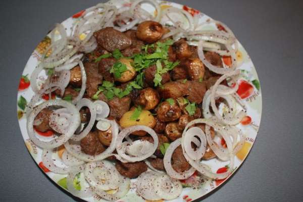 Готовую картошку с мясом выложить на блюдо, украсить луком, промытым в газированной воде с добавлением уксуса. Картофель посыпать кинзой, лучок - сумаком. Приятного аппетита! Готовую картошку с мясом выложить на блюдо, украсить луком, промытым в газированной воде с добавлением уксуса. Картофель посыпать кинзой, лучок - сумаком. Приятного аппетита!