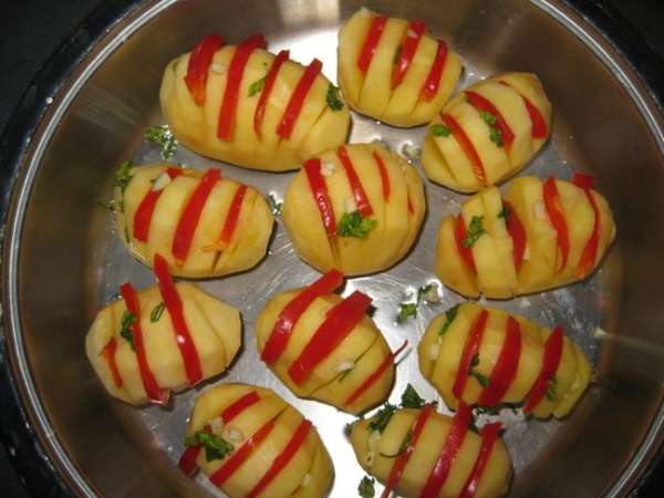 Начиняем разрезы чесноком, петрушкой и красным перцем. Солим по вкусу.