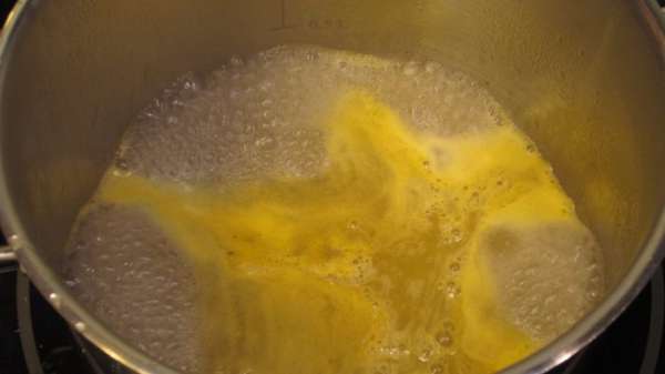 Теперь никуда не отходите от кастрюли, т.к. сейчас проморгать карамель можно в два счета.
Ярко желтый сироп начнет темнеть и вот она - карамель. Лично я немного не додержал и карамель у меня она получилась больше похожа на густой сироп.