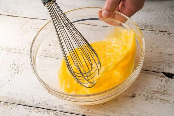 Яйца взбиваем, добавляем соль, перец по вкусу, измельченный чеснок.