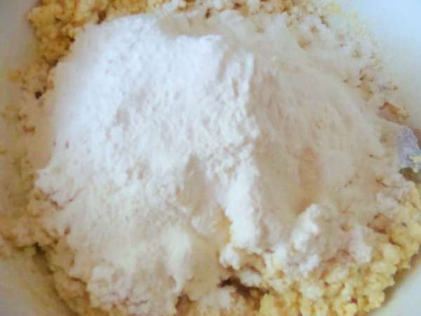 Добавить муку, разрыхлитель и соль по вкусу. Добавить муку, разрыхлитель и соль по вкусу.