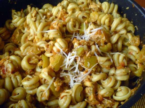 Смешиваем пасту с мясным соусом и 2/3 сыра. 