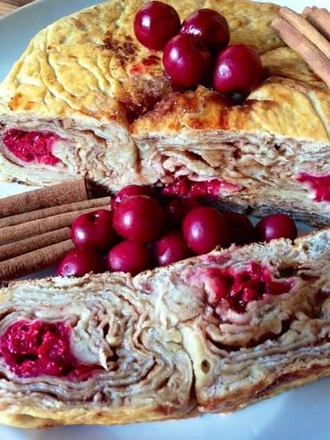 О вкусе.... 
Очень вкусно! Карамельная корочка, разделяющиеся слои, сочная, влажная, ароматнейшая коричная начинка!! Моя мама просто балдела!!!
На следующий день из холодильника он мне показался еще вкуснее!!
Угощайтесь!!