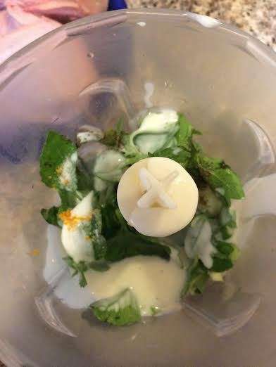 Зеленый лук мелко порезать.В блендере взбить:кефир, базилик, чеснок, зеленый лук, цедру лимона, сок лимона, соль и перец.