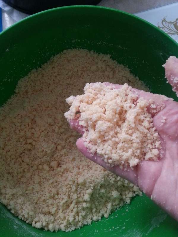 Перетираем все ингредиенты руками в крошку... Перетираем все ингредиенты руками в крошку...