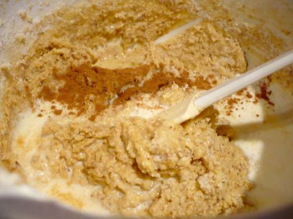 Добавим в яично-масляную массу, смешанную с мукой и манкой, щепотку соли, ванилин, имбирь, корицу, молоко и апельсиновый сок. Перемешаем хорошенько. Из обычного сахара и 40 мл воды сварим сироп, доведя сахар до растворения.