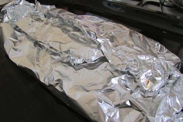 Готовую рыбу полейте соусом, накройте фольгой и дайте постоять 5 минут. Готовую рыбу полейте соусом, накройте фольгой и дайте постоять 5 минут.
