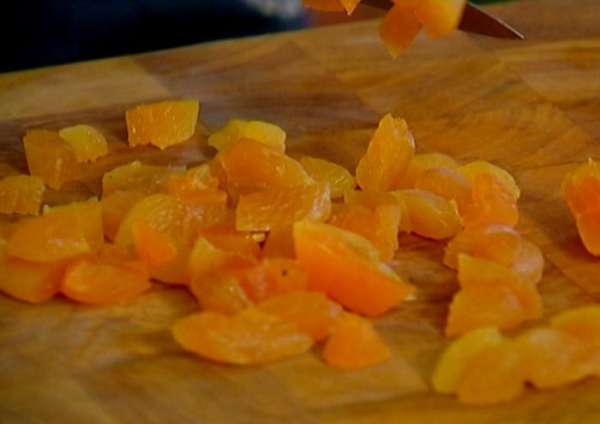 Курагу нарезать кусочками. Курагу нарезать кусочками.