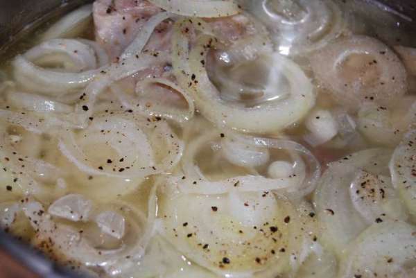 Сверху мяса выкладываем порезанный кольцами лук. Соль,черный молотый перец.
Тушим на слабом-слабом огне. Сверху мяса выкладываем порезанный кольцами лук. Соль,черный молотый перец.
Тушим на слабом-слабом огне.