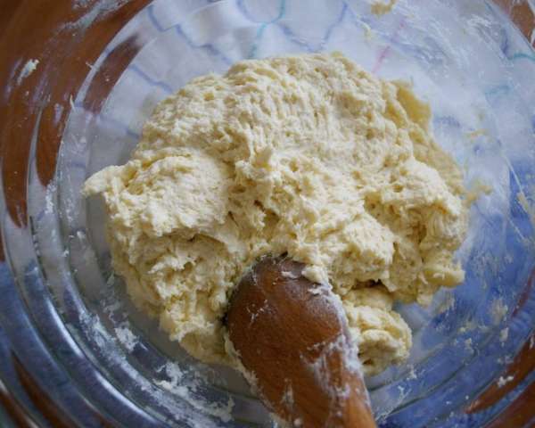Получается немного липкая масса. Не страшно! Выложить на припыленную мукой поверхность и сформировать из теста шар. 