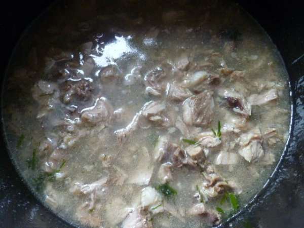 Мясной бульон должен покрывать мясо.
Если бульона мало, то долить горячей воды.
Теперь досолить по вкусу, добавить специи и мелко нарезанный укроп.
Желатин (у меня быстрорастворимый) заранее залить водой (около 0,5 стакана воды), дать набухнуть и добавить его в бульон.
Хорошо размешать.
Режим Томление, Тушение или Холодец на 50 минут.
А затем берем пластиковую 1,5 литровую бутылку, обрезаем горлышко и переливаем в нее получившийся бульон вместе с мясом.
Верх я закрываю пакетом и завязываю.
Дать полностью остыть и на ночь в холод. Мясной бульон должен покрывать мясо.
Если бульона мало, то долить горячей воды.
Теперь досолить по вкусу, добавить специи и мелко нарезанный укроп.
Желатин (у меня быстрорастворимый) заранее залить водой (около 0,5 стакана воды), дать набухнуть и добавить его в бульон.
Хорошо размешать.
Режим Томление, Тушение или Холодец на 50 минут.
А затем берем пластиковую 1,5 литровую бутылку, обрезаем горлышко и переливаем в нее получившийся бульон вместе с мясом.
Верх я закрываю пакетом и завязываю.
Дать полностью остыть и на ночь в холод.