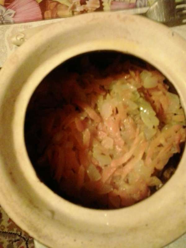 Сверху кладем лук с морковью.