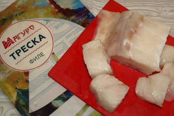 Филе трески ТМ «Магуро» нарезать средними кусками. Удалить при необходимости кости. Филе трески ТМ «Магуро» нарезать средними кусками. Удалить при необходимости кости.
