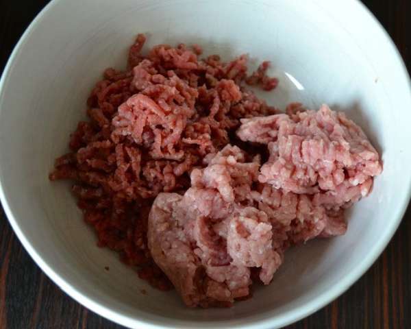 Приготовить фарш. Мясо и жир (у меня без жира, но только по причине того, что я не смогла его найти) прокрутить в мясорубке. Выложить в миску.
