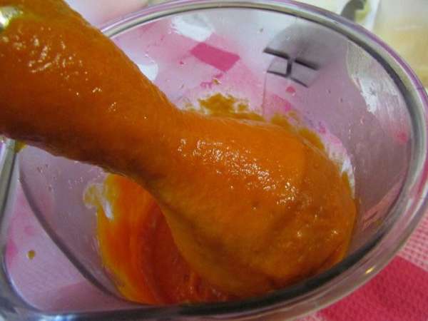 Тыкву помыть, почистить, нарезать кусочками. Выложить в форму, накрыть фольгой и отправить в разогретую духовку. Запекать до готовности. Остудить. Тыкву выложить в чашу блендера и пюрировать. Тыкву помыть, почистить, нарезать кусочками. Выложить в форму, накрыть фольгой и отправить в разогретую духовку. Запекать до готовности. Остудить. Тыкву выложить в чашу блендера и пюрировать.