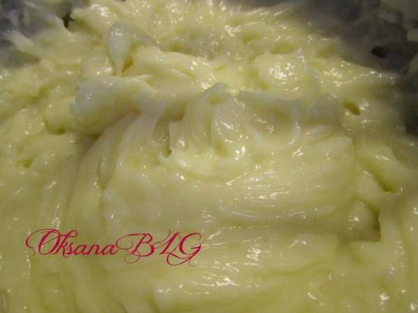 Приготовить крем, пошаговый рецепт http://www.edimdoma.ru/recipes/39464   Молоко(200 гр) довести до кипения, снять с огня. Крахмал, сахар смешать. Добавить яйцо, хорошо перемешать, добавить 50 гр. молока. Помешивая ввести яичную смесь в молоко. Поставить на низкий огонь, помешивая довести до кипения, масса должна стать густой. Снять с огня, добавить масло. Остудить. После охлаждения взбить.