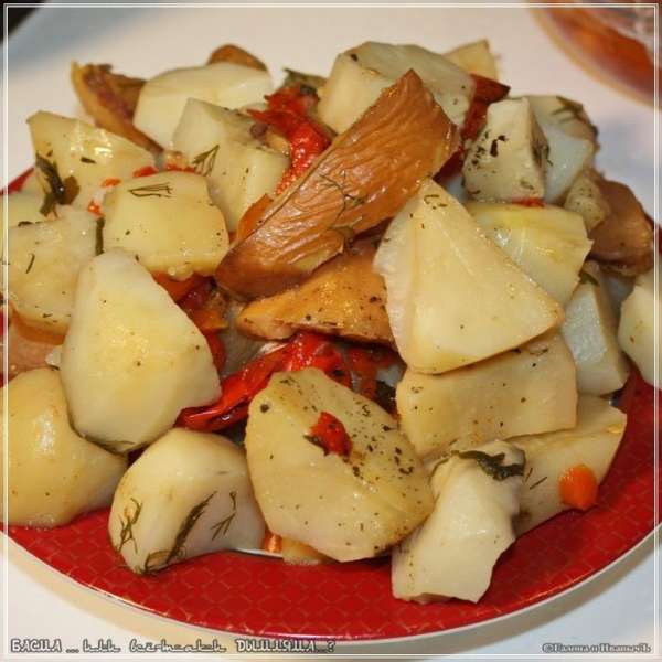 Аккуратно, шумовкой выкладываем картошку и айву на отдельную тарелку. Аккуратно, шумовкой выкладываем картошку и айву на отдельную тарелку.