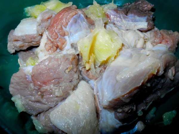 Мясо замочить в смеси лимонной мякоти и лимонного сока не несколько часов в холоде (у меня замачивалось ночь).
Мясо замочить в смеси лимонной мякоти и лимонного сока не несколько часов в холоде (у меня замачивалось ночь).