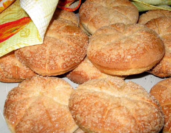  Готовые коржики выложить и накрыть тканевой салфеткой.