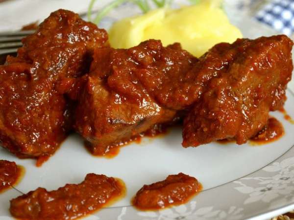 Мясо получается нежное и мягкое. Да и соус из лука и красного перца очень хорош! Подавайте блюдо со своим любимым гарниром. И приятного аппетита!  