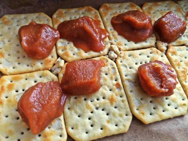 Смазываем варёной сгущёнкой или, как я, ирисочной массой (была в морозилке). Рецепт можно посмотреть здесь: http://www.edimdoma.ru/retsepty/78484-iriski-v-kokosovoy-struzhke Если вдруг у вас завалялись конфеты 'Коровка', они тоже отлично подойдут для прослойки. Для этого 300 г конфет растопить с 2 ст.л. молока до однородной карамельной массы. Смазываем варёной сгущёнкой или, как я, ирисочной массой (была в морозилке). Рецепт можно посмотреть здесь: http://www.edimdoma.ru/retsepty/78484-iriski-v-kokosovoy-struzhke Если вдруг у вас завалялись конфеты 'Коровка', они тоже отлично подойдут для прослойки. Для этого 300 г конфет растопить с 2 ст.л. молока до однородной карамельной массы.