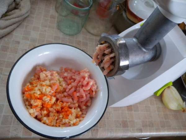 Мясо перемолоть через мясорубку. Туда же отправить очищенные овощи. Мясо перемолоть через мясорубку. Туда же отправить очищенные овощи.