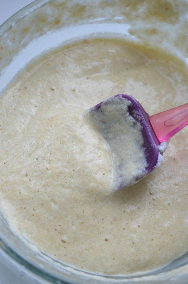 Приготовить кляр : смешать муку, пиво, желток, соль по вкусу, аккуратно перемешать. В конце ввести в него взбитый белок.