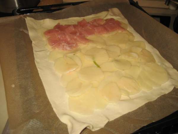 тонко нарезать картофель, лук, и мясо.
