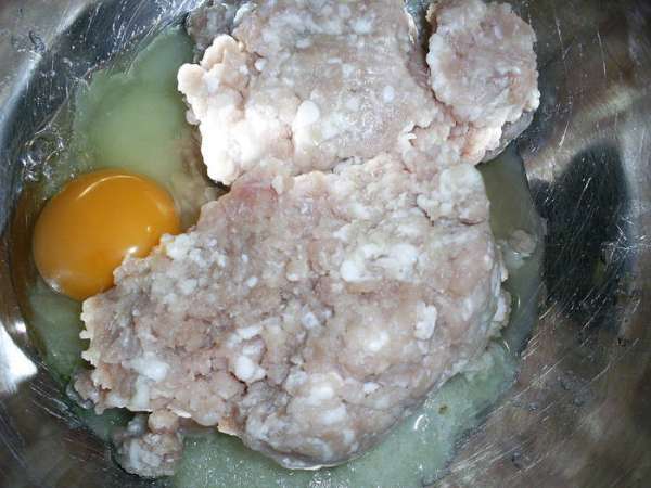 Свинину пропускаем через мясорубку вместе с луковицей. Если у вас готовый фарш, луковицу можно потереть на мелкой терке или измельчить блендером. Добавляем к готовому фаршу яйцо, овсяные хлопья, солим и перчим по вкусу. Свинину пропускаем через мясорубку вместе с луковицей. Если у вас готовый фарш, луковицу можно потереть на мелкой терке или измельчить блендером. Добавляем к готовому фаршу яйцо, овсяные хлопья, солим и перчим по вкусу.