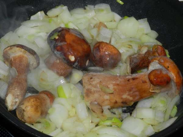 Лук режем в произвольными кусочками, грибы не размораживаем, отправляем на разогретую сковороду со сливочным маслом. жарим примерно 5 мин Лук режем в произвольными кусочками, грибы не размораживаем, отправляем на разогретую сковороду со сливочным маслом. жарим примерно 5 мин