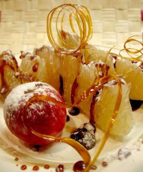 Обожаю помелу.....
Чистим.... кусочки поливаю сожжённым сахаром(карамелька)....