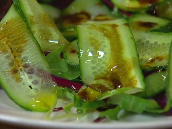 Сбрызнуть оливковым маслом и лимонным соком, посолить и поперчить. 