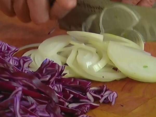 Лук почистить и нарезать полукольцами.