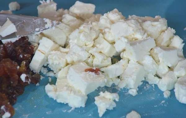 Фету нарезать небольшими кусочками.