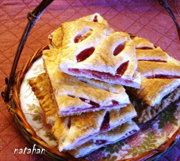 Разрезать остывшую слойку на порционные кусочки. Всё готово. Можно чаёвничать (но я предпочитаю молоко)! Приятного аппетита!