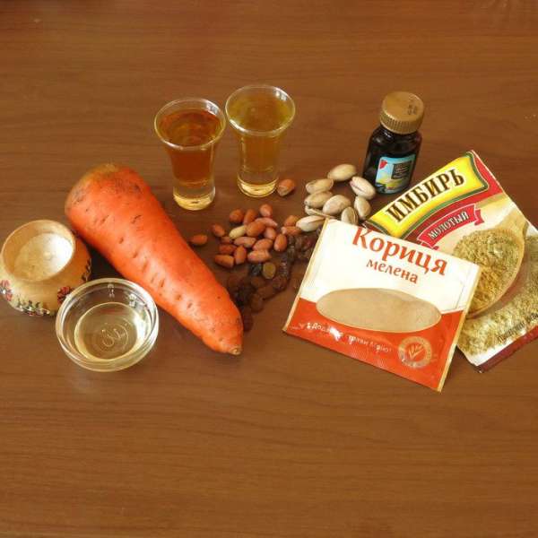 Арахис, морковь, изюм, фисташки, мед, сироп бузины, ванильный экстракт, корица и имбирь.