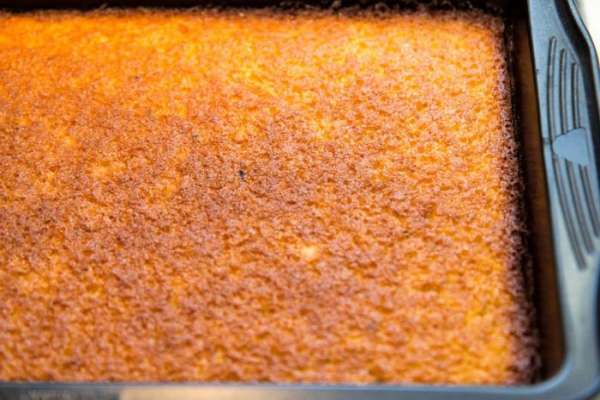 Испечь корж из рисовой муки и хлопьев по рецепту http://www.edimdoma.ru/retsepty/40996-pirozhnoe-tvorozhnoe. Разрезать корж на 2 части. Испечь корж из рисовой муки и хлопьев по рецепту http://www.edimdoma.ru/retsepty/40996-pirozhnoe-tvorozhnoe. Разрезать корж на 2 части.