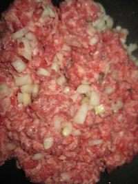 Мясной фарш, у меня говяжий-свиной, соединить вместе с луком. Выложить на сковороду и жарить 7 минут, постоянно перемешивая.