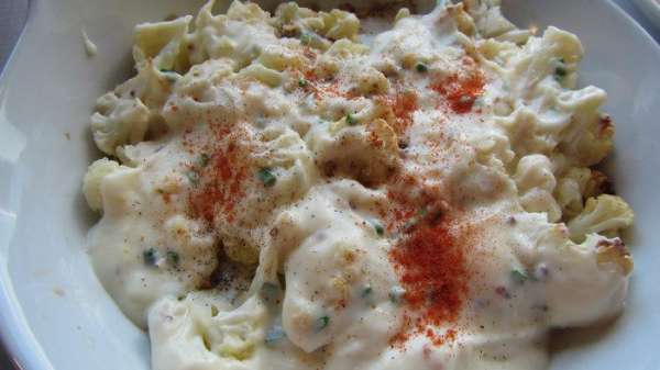 Выливаем на нее наш сырный соус. По вкусу посыпаем небольшой щепоткой кайенского перца (или чили, или паприкой). Выливаем на нее наш сырный соус. По вкусу посыпаем небольшой щепоткой кайенского перца (или чили, или паприкой).