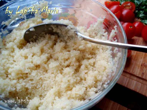 Кускус помимо вкуса имеет ещё один плюс - очень быстро готовится. Его просто нужно залить кипятком, посолить, перемешать и дать постоять 5 минут. Будьте аккуратней с солью, поскольку фета тоже соленная. 