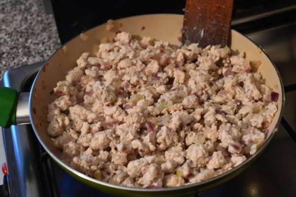 Затем добавляем к луку фарш, солим, перчим по вкусу. Готовим пока фарш равномерно не побелеет+ 5 мин. дополнительно 