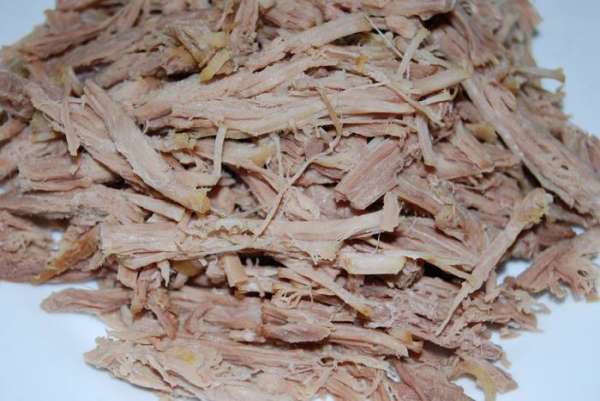 Подготовим ингредиенты для салата. Мясо отварим до готовности. Можно использовать вяленое мясо, ветчину,язык и т.д. А можно готовить такой салат и без мяса. Тогда он будет идеальным дополнением к какому-нибудь рыбному или мясному блюду.
Нарежем его тонкими полосками.